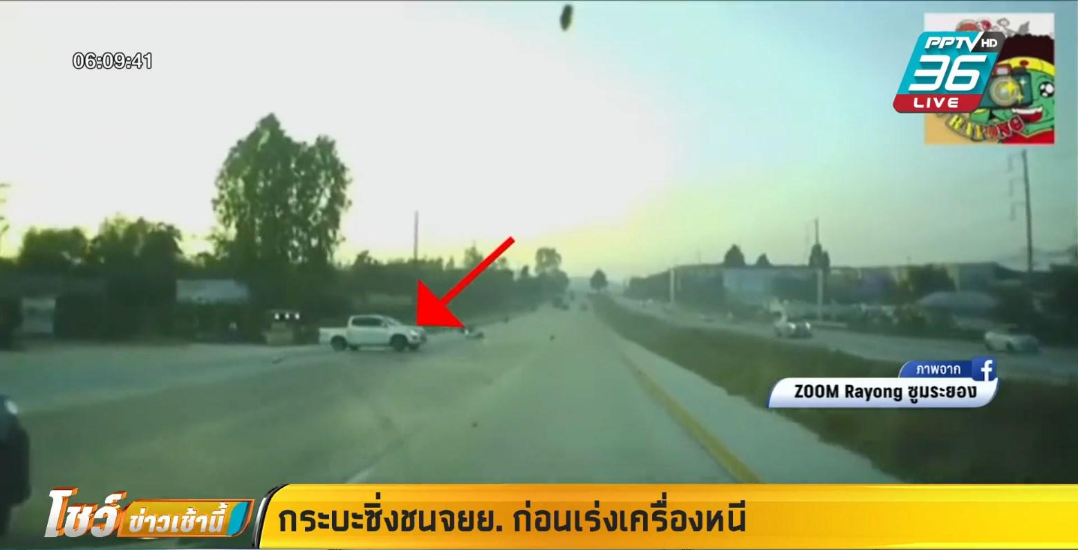 2 กระบะแต่งซิ่งแข่งกัน ชนมอไซค์คว่ำ ก่อนรถหมุนกลางถนน ซิ่งหนีต่อ
