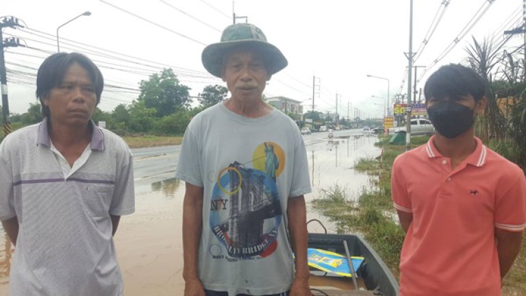 ชาวบ้านท่าตูม-ปราจีนบุรี-ร้องฝนตกน้ำท่วมถนนไร้การแก้ไข-จนต้องนำเรือออกมาพาย
